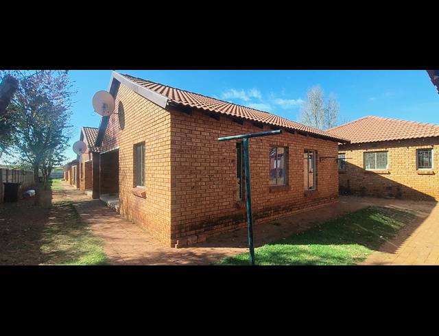 3 BEDROOM TOWNHOUSE FOR SALE IN PROTEA GLEN